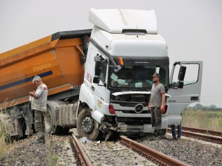 YOLDAN ÇIKIP TREN RAYLARINA ÇIKTI