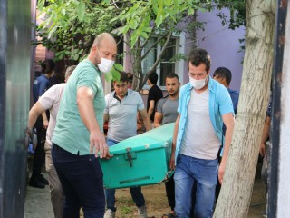 YAŞLI KADIN EVİNDE ASILI BULUNDU