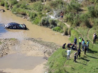 ARAÇ TAKLALAR ATIP DEREYE UÇTU