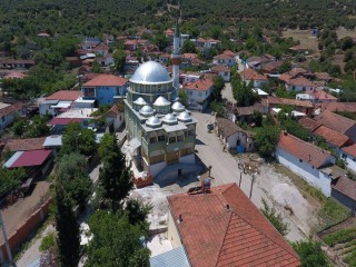 SARUHANLI'DA CAMİ BAHÇELERİ YENİLENİYOR