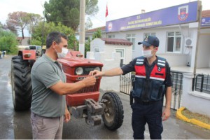 ÇİFTÇİLER ÇALINAN TRAKTÖRLERİNE KAVUŞTU