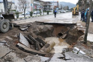 BANKALAR CADDESİ'NDE ADETA YER YARILDI