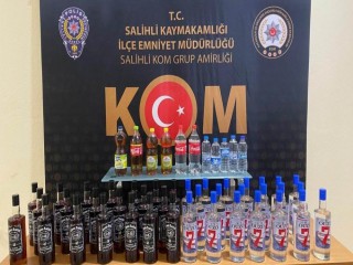 ŞÜPHELİ ARAÇTAN KAÇAK İÇKİ ÇIKTI