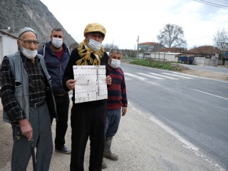 KAPANAN YOLUN AÇILMASINI İSTİYORLAR