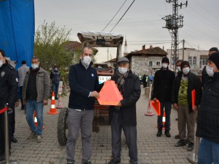 MUAYENEDE REFLEKTÖR DAĞITILDI