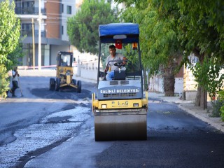 SALİHLİ'DE ASFALT SEFERBERLİĞİ