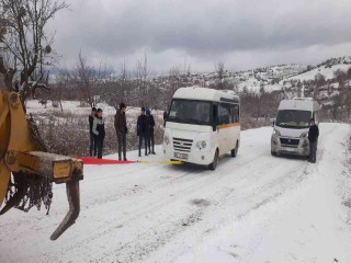 MANİSA'DA KARLA MÜCADELE SÜRÜYOR