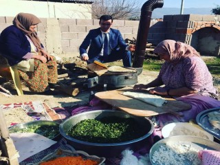 Müdür Yıldırak gözleme yapan kadınlara yardım etti