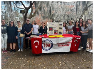 TÜRK ÖĞRENCİLER STAND AÇTILAR