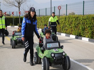 TRAFİK KURALLARINI EĞLENEREK ÖĞRENDİLER