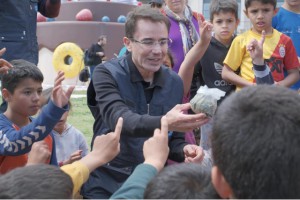 HATAY'DA ÜNLÜLERDEN DEPREMZEDE ÇOCUKLARA ETKİNLİK