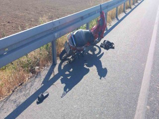 MANİSA'DA MOTOSİKLET BARİYERLERE ÇARPTI: 1 ÖLÜ, 1 YARALI