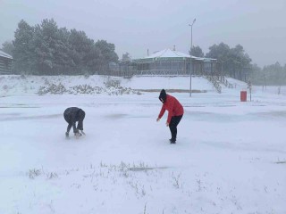 MANİSA'NIN YÜKSEK KESİMLERİNDE YILIN İLK KAR YAĞIŞI