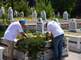 MANİSA'DA MEZARLIKLAR BAYRAMA HAZIR